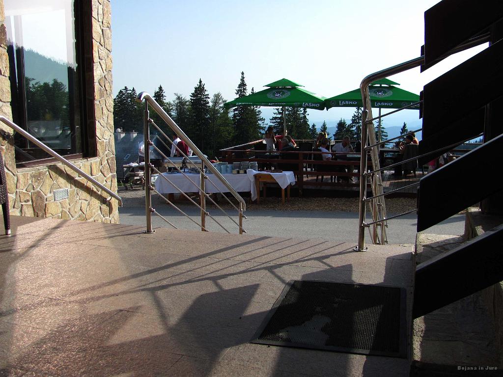 Slika_228.jpg - Pogled na roštilj, četrtkovo večerjo. Ja, res se potrudijo za goste. Da se malce ohladimo, pa poglejmo prispevek iz oddaje Na lepše.http://tvslo.si/predvajaj/na-lepse-oddaja-o-turizmu/ava2.125790594/00:14:21/0:0:0/