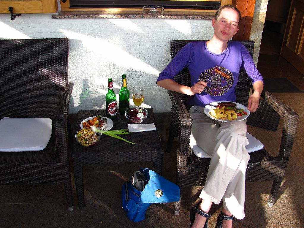 Slika_229.jpg - Klobasice, pečen krompir, paprika na žaru, solatka in pir.