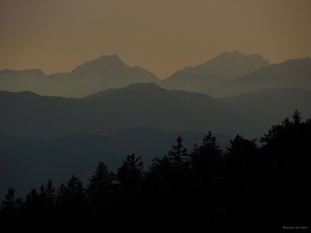 Slika_230.jpg - Večerni pogled na okoliške griče. Povsem v ozadju so vidni Kamniški kuclji.