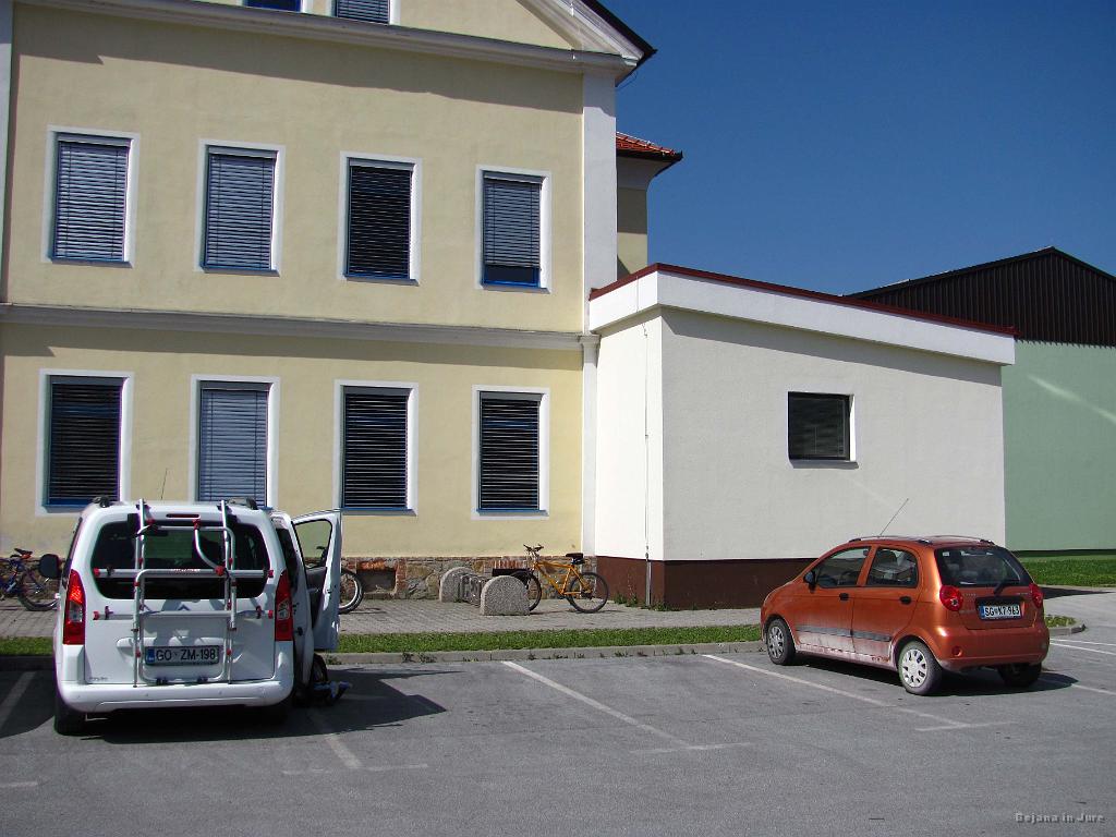 Slika_233.jpg - Parkirišče zraven ceste, ki pelje na Kope.