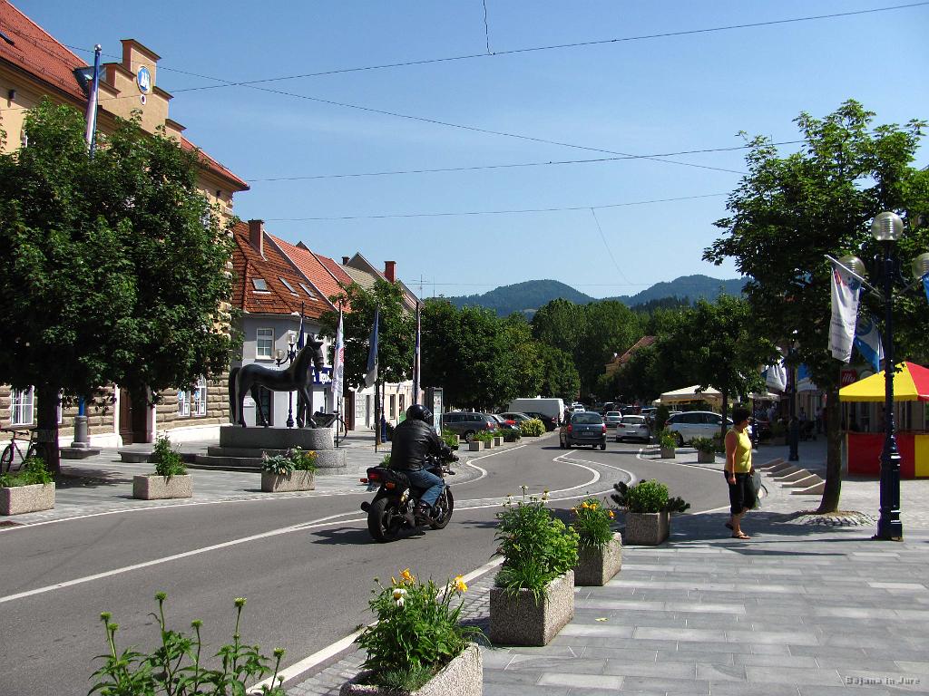 Slika_239.jpg - Prihod v Slovenj Gradec nama vzame sapo. Obnovljeni del izgleda prelepo, samo še Zokija bi rabili za kak teden, da prežene promet iz centra.