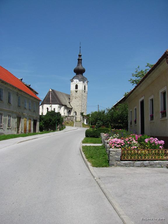 Slika_249.jpg - Vmes zavijeva proti cerkvici ob poti.