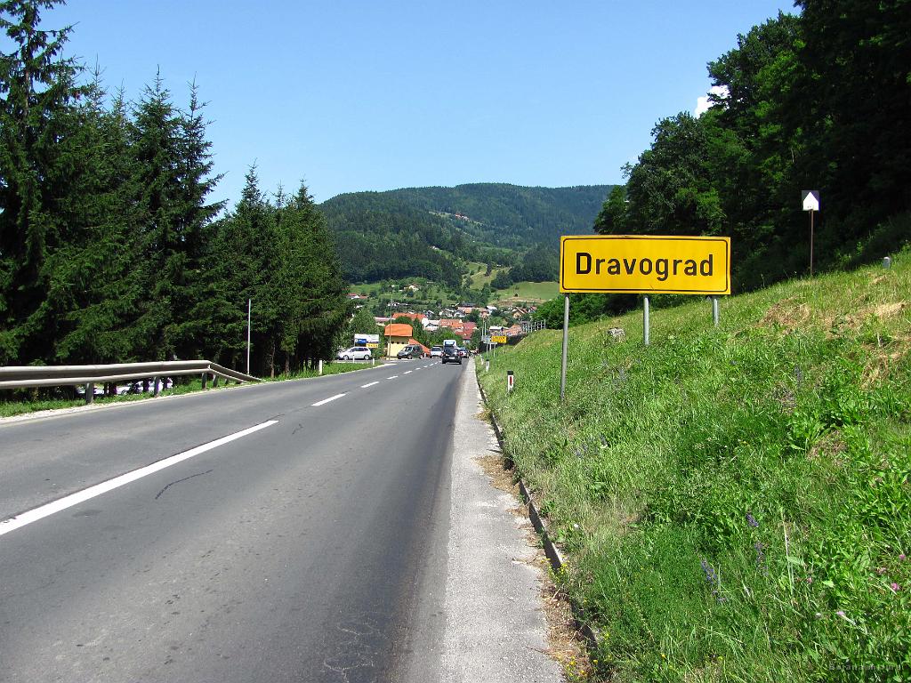 Slika_252.jpg - Dravograd. Greva gledat, katera reka teče pod Dravskim mostom.