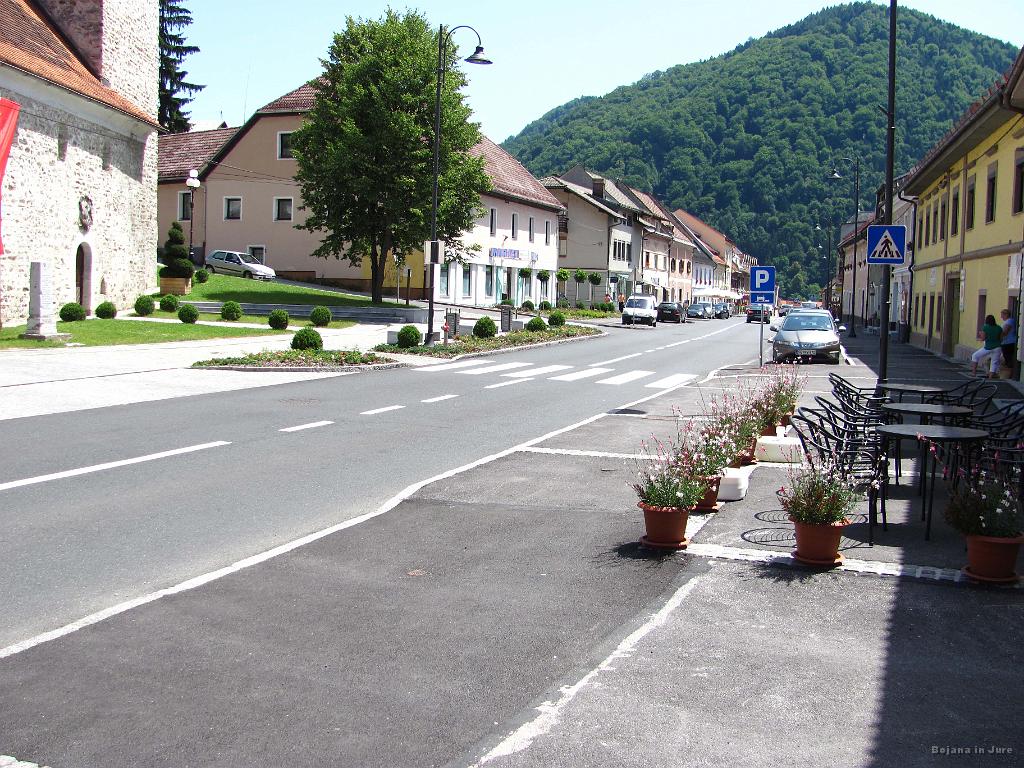 Slika_262.jpg - Ob povratku še enkrat preizkušava srečo s tovornjaki. Če jih ne bi bilo, bi center verjetno bolj cvetel.