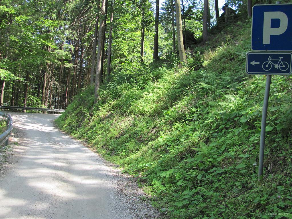 Slika_273.jpg - Vmes asfalt preide na makadam, ki ga je začuda težje premagovati kot tri dni nazaj, heh.