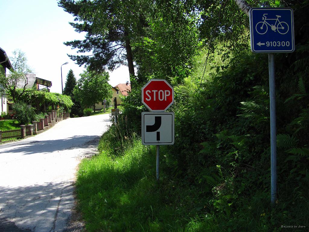 Slika_275.jpg - V Trbonju naju znak usmerja na levo, predvidoma čez reko na levi breg, zemljevid pa naprej proti Vuzenici, zato greva še naprej.
