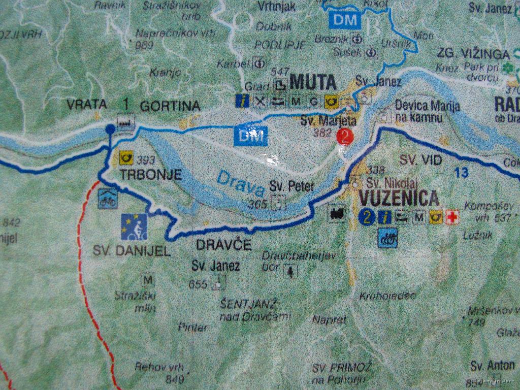 Slika_278.jpg - Tista tabla je res zavajajoča. V Trbonju bi namreč res zavila dol čez Dravo in potem po levem bregu do Mute, naju pa je prepričal desni breg z malo več vegetacije in seveda senčko. Z modro je označena dravska kolesarska pot.