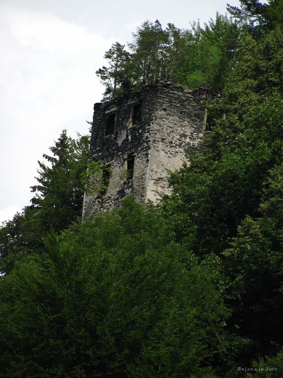 Slika_293.jpg - To nad cesto so pa požganine grada Pukštajn, graščina že iz 13. stoletja.