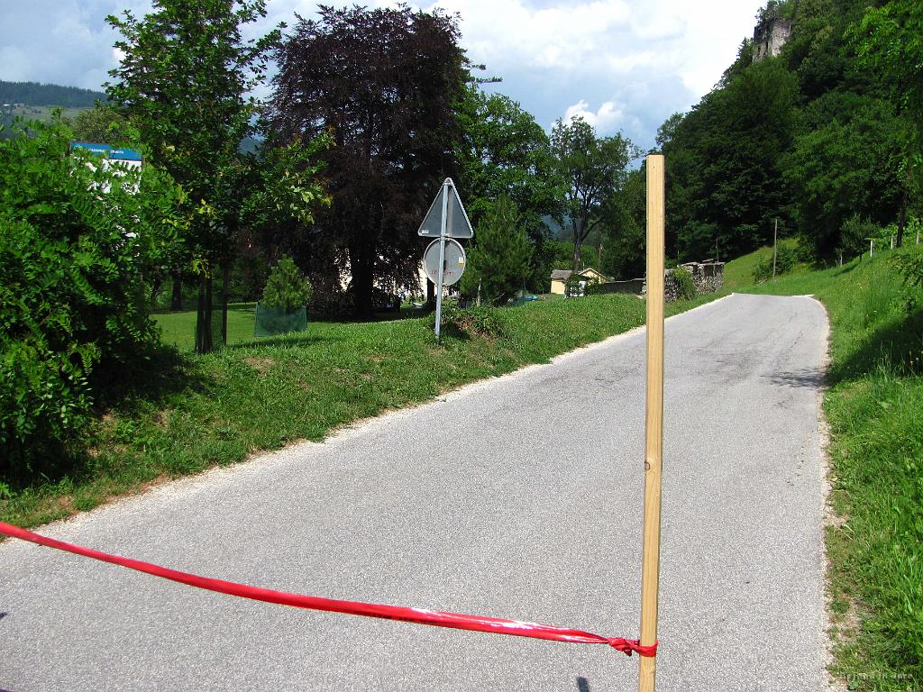 Slika_294.jpg - Ha? Tega pa prej ni bilo. Gospod pri zapori naju je obvestil, da bo tu potekala prireditev "Igrajmo, pojmo, sanjajmo z drevesi" z glasbenimi točkami, potem nekaj, na kar baje nihče ne bo prišel (neka seja občinskega sveta), potem pa še mehiški večer.