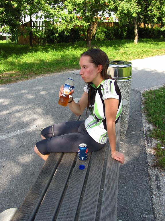 Slika_301.jpg - Ej, od Dravograda pa nazaj do Šmartnega pri Slovenj Gradcu je manj kot 100 m višincev, a čutiš vsak centimeter. Pa še veter sva imela ravno v prsa. Se spomnite tistega avtomata na začetku? No, za dva evra je bogatejši...