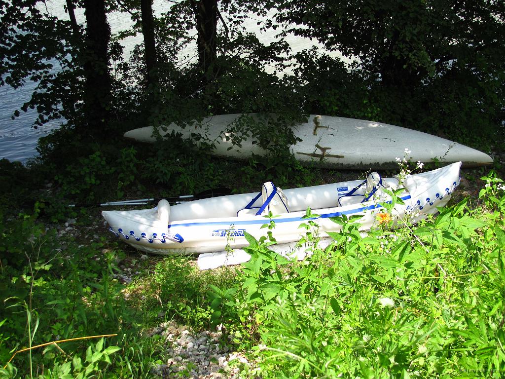Slika_305.jpg - Hitro je bil napihnjen, vesla sestavljena, in gremo.