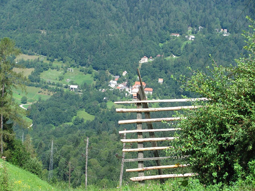 Slika_10.jpg - Z Vrh križa pogled na Orehek. Ja, kam so ljudje postavili hiše.