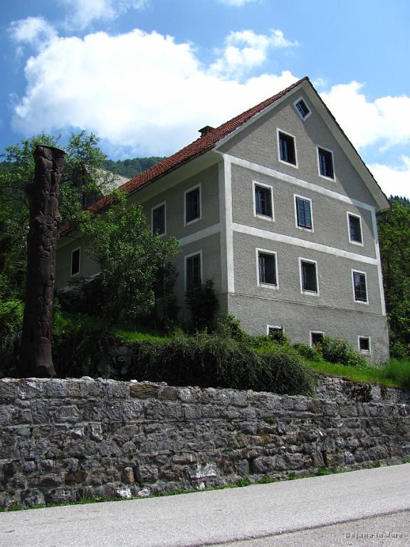 Slika_11.jpg - Center vasi Jesenica. Spomenik kot poklon pokolu na Poreznu. V detajle zgoovine pa ne bi šli.