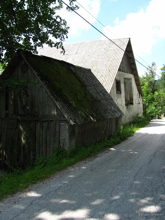 Slika_20.jpg - Nekatere starejše hiše pa propadajo.