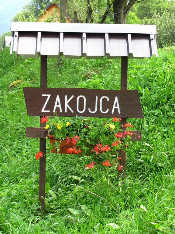 Slika_29.jpg - Kot vse vasi do sedaj, tudi Zakojca pozdravi z lično tablo ter rožo.