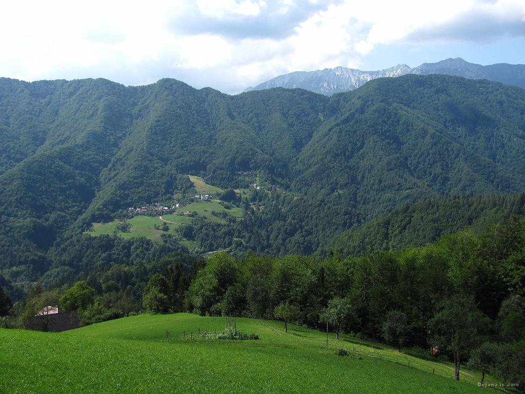 Slika_40.jpg - Vas Obloke na drugi strani Baške grape.