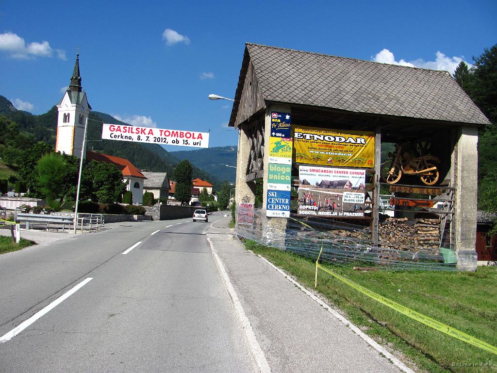 Slika_43.jpg - Prihod v Cerkno. Do tu iz Zakojce smo potrebovali cca. 1 uro, do Zakojce pa cca. uro in 20 minut. Skupajje naneslo 38 km.