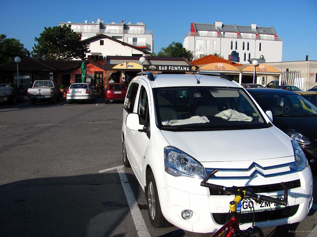 Slika_001.jpg - Štart ob 7:20 na parkirišču na Kozini. Če se človek prvič sooči s kolesarskimi čevlji, naj vzame s sabo obliže. In res, v prvi minuti na biciklu me je zložilo; desni pedal sem čisto lepo odpela, potem pa padla na levo. Vsak začetek je težak...