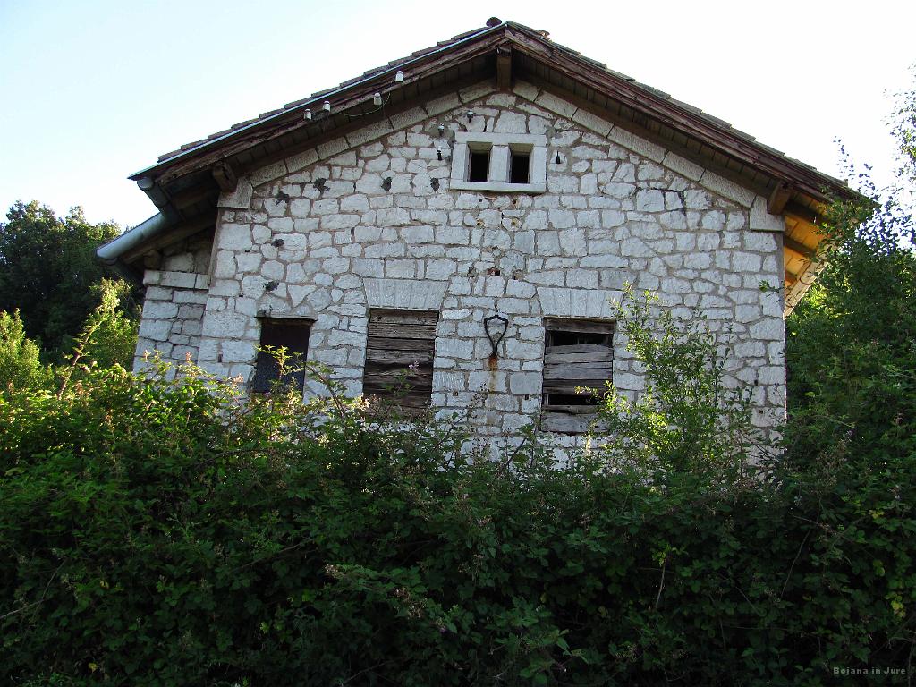 Slika_010.jpg - Trdno grajena hiška, ki je bila včasih verjetno namenjena železniškim opravilom.