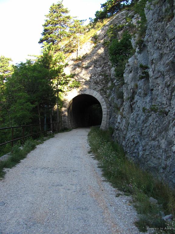 Slika_029.jpg - Prvi tunelček.