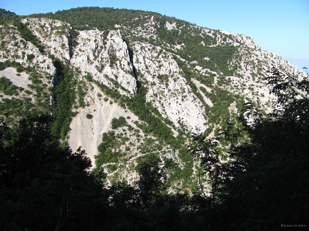 Slika_033.jpg - Sprehajalne poti na drugi strani doline Glinščice. Tudi to bo še treba obresti.