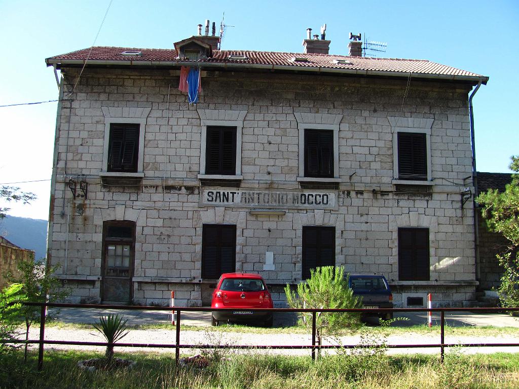 Slika_044.jpg - Zdaj je stavba bivše postaje Boršt v zasebni lasti.