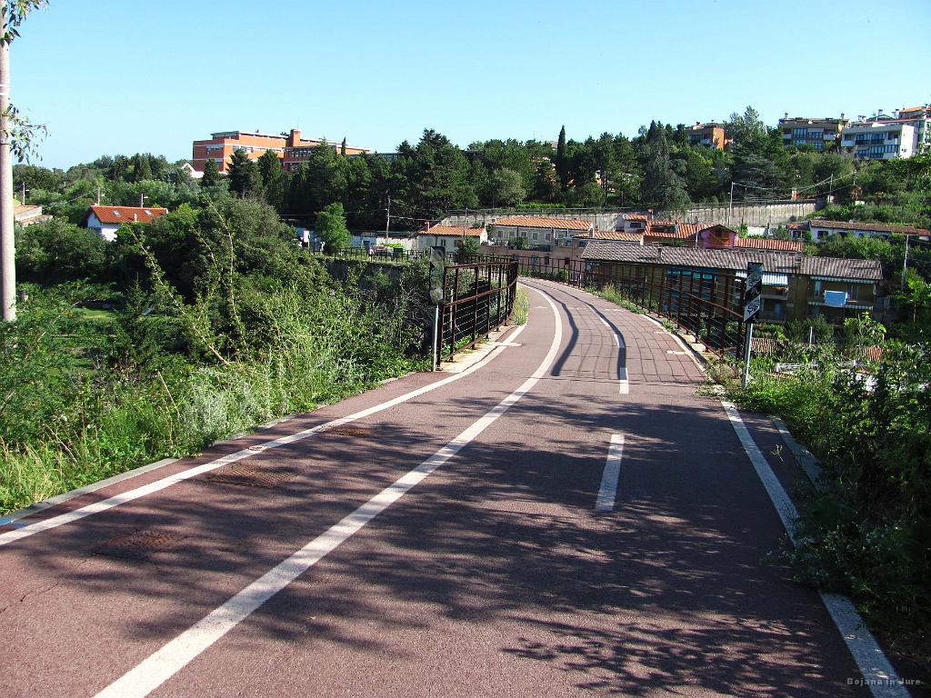 Slika_051.jpg - Lepo zavarovano in ločeno od poti za pešce.