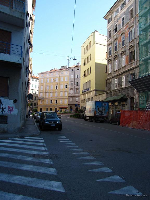 Slika_056.jpg - Uh, kam pa zdaj? V mestih se ne znajdeva tako kot po naravnih poteh.