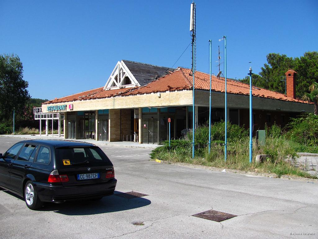 Slika_068.jpg - Opuščeni duty-free le propada.