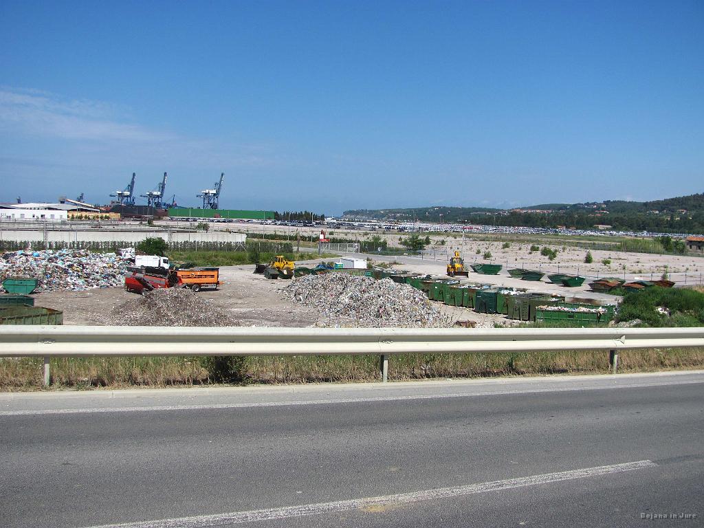 Slika_075.jpg - Skoncentrirana Vrhnika. Galebi imajo ali zamašene kljune, ali so pa malo prismuknjeni, da gredo brskat tu okoli.