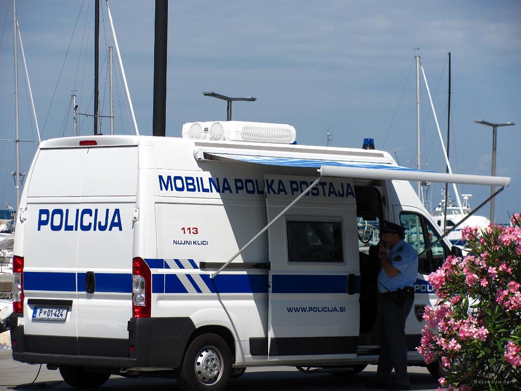 Slika_080.jpg - Ta bi si pa zaslužila mesto v pratiki. Mobilna polka postaja je točno to, kar rabijo policaji, da se priljubijo državljanom. :D