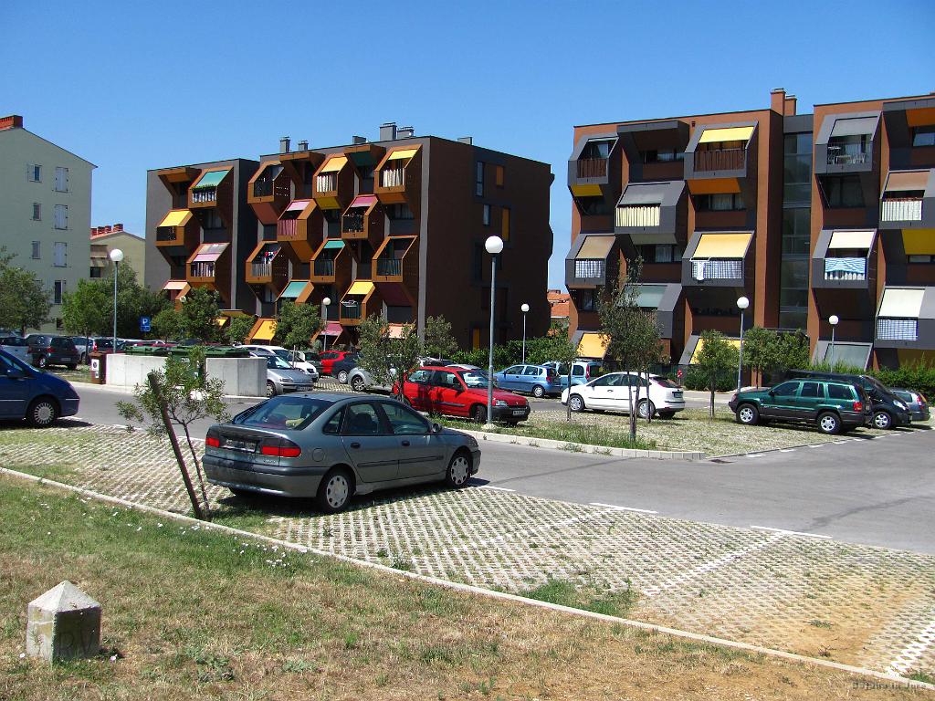 Slika_090.jpg - ... mimo čebelnjakov (kdo ti na moju da temno fasado???)...