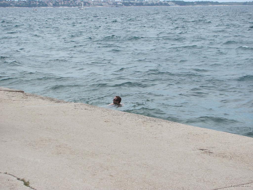 Slika_112.jpg - Na morje se ne gre brez vzroka, zato sva skočila v kopalke in se namočila.