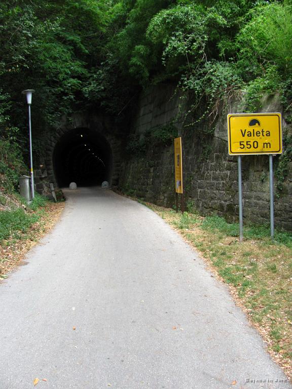 Slika_114.jpg - Po nabiranju morske soli se vračava po isti poti, skozi tunel nad Portorožem. Ta prvi klanec nama je dal vedeti, da do Berlija ne bo lahka.