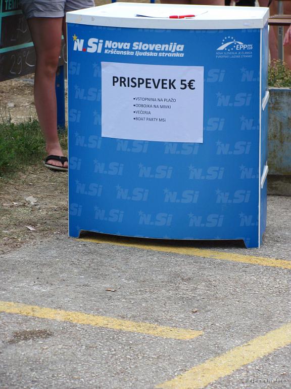 Slika_120.jpg - No, glasba naju je pripeljala do turnirja v odbojki, kjer se za 5€ pridobi vstop na plažo in večerjo, izgubi pa dostojanstvo. In sva se obrnila.