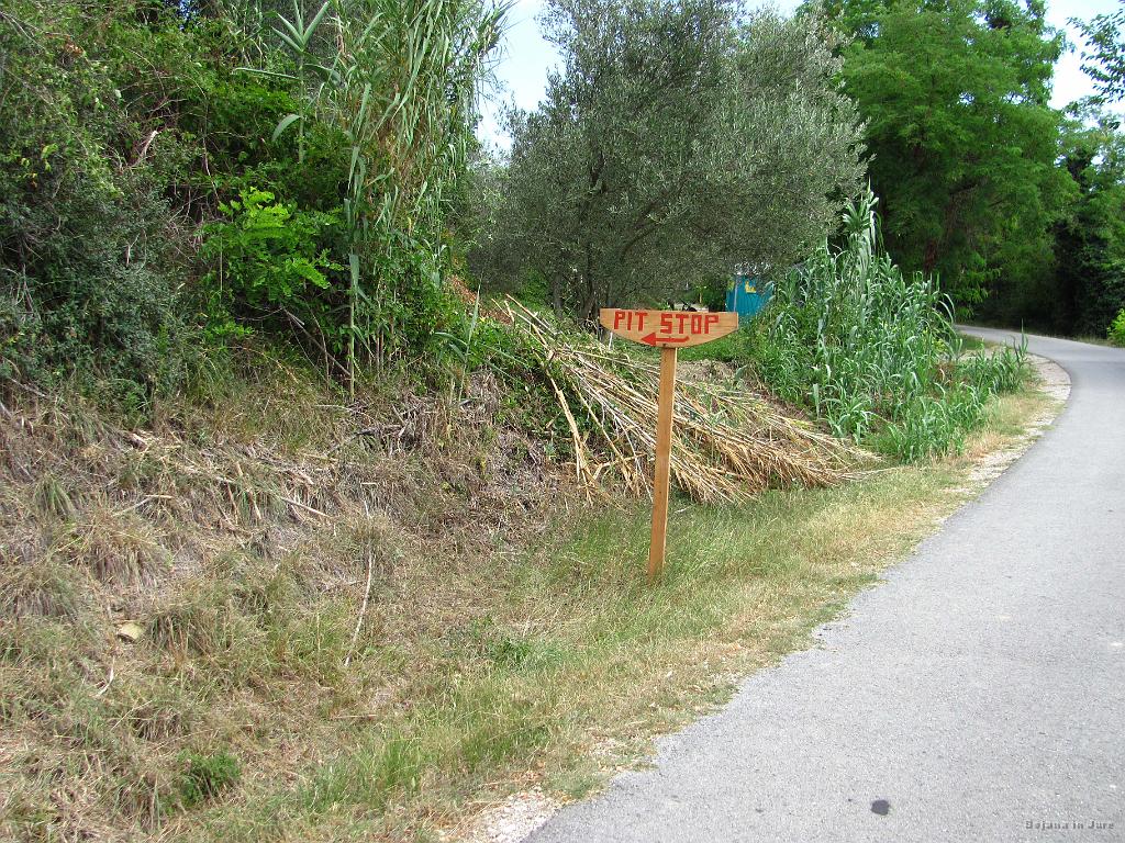 Slika_121.jpg - Že ob spustu mi je padla v oko kočica ob poti, nazaj grede pa sva se le ustavila in si privoščila...