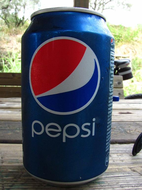 Slika_122.jpg - ... Pepsi za Jureta in eno vodo z okusom zame. V prijetni družbi kolesarja iz Tržiča in prijazne strežne gospodične sva se ustavila kar za 1/2 ure.