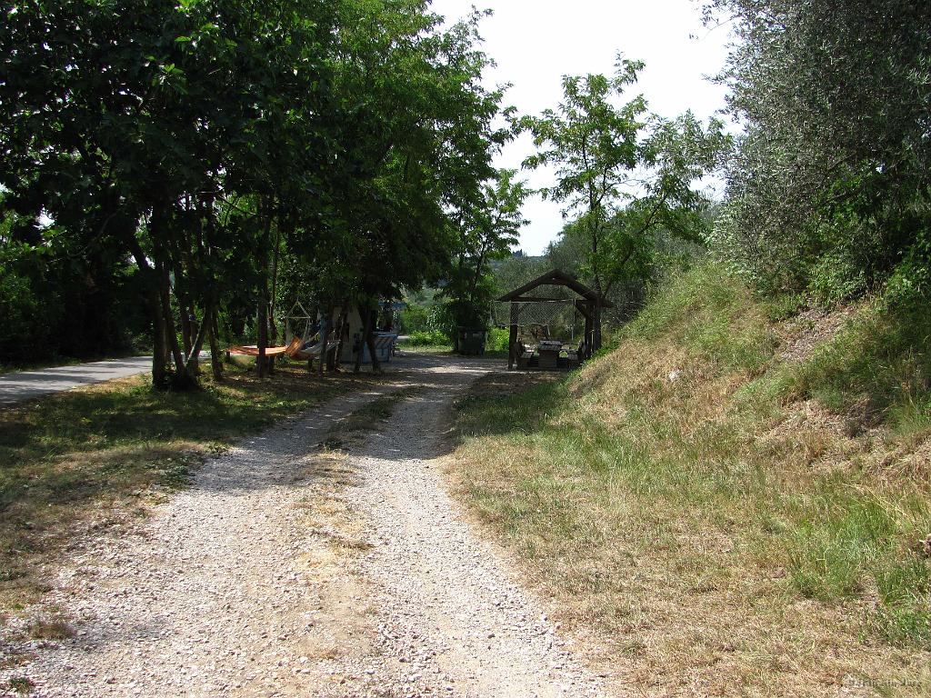 Slika_123.jpg - Tu se lahko odžejaš, odpočiješ v viseči mreži, vržeš kako pasjanso, pa tudi raznorazno opremo za kolo imajo, če fašeš gumidefekt.