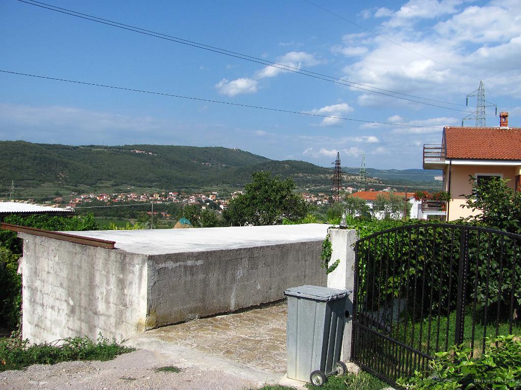 Slika_132.jpg - V smeri proti Sv. Antonu prideva v vas Pobegi, kjer zavijeva na levo proti Dekanom.