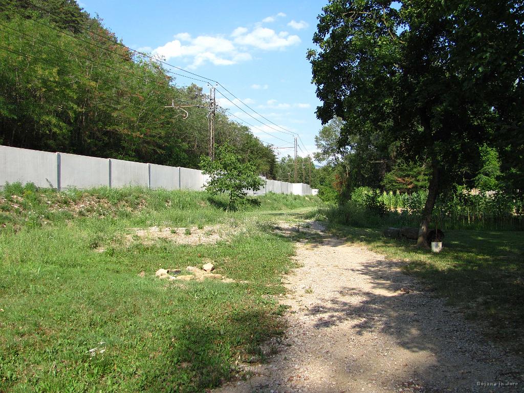 Slika_134.jpg - Po malce brskanja najdeva (na zemljevidu) označeno kolesarsko pot, ki začne teči vštric z železnico, je pa bolj primerna za offroad.