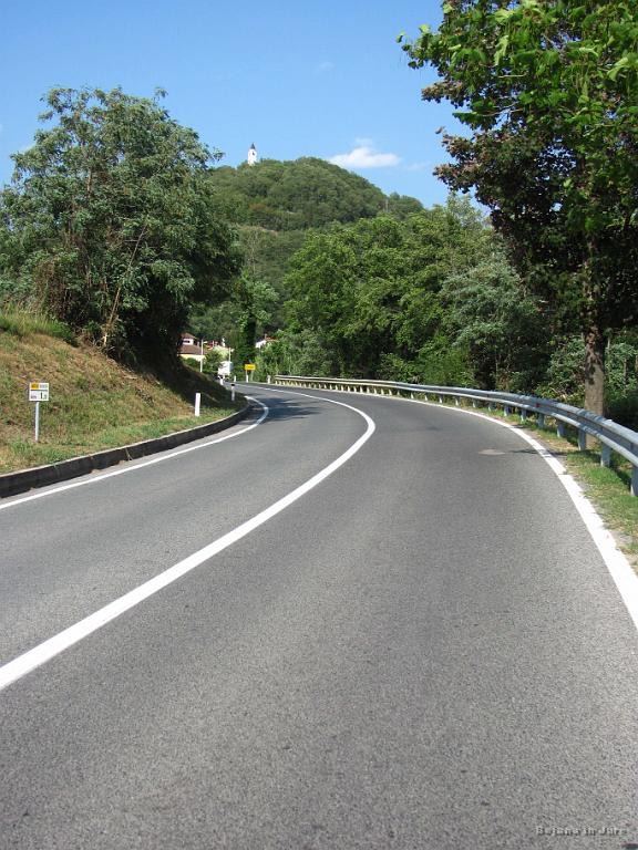 Slika_139.jpg - Prečkava železnico in po vasicah naprej.