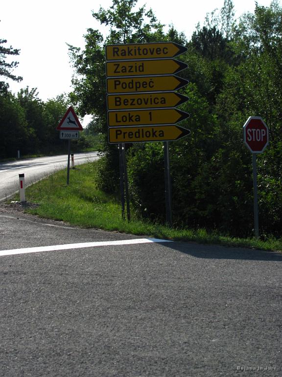 Slika_142.jpg - V tem križišču pomlativa še nekaj energijskih tablic in se odžejava, ker zdaj gre pa zares. Petnajst do petih je ura, avto pa na Kozini. Da ne omenjam, da je nebo še vedno brez oblačka...