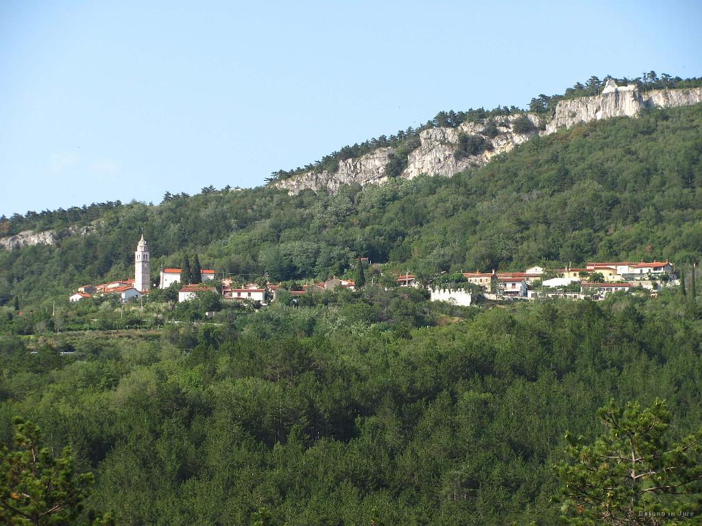 Slika_143.jpg - Pa vseeno si človek ne more kaj, da ne bi občudoval, kje ljudje vse lahko živijo. Vas Črni Kal, ki zaradi avtoceste počasi tone v pozabo.