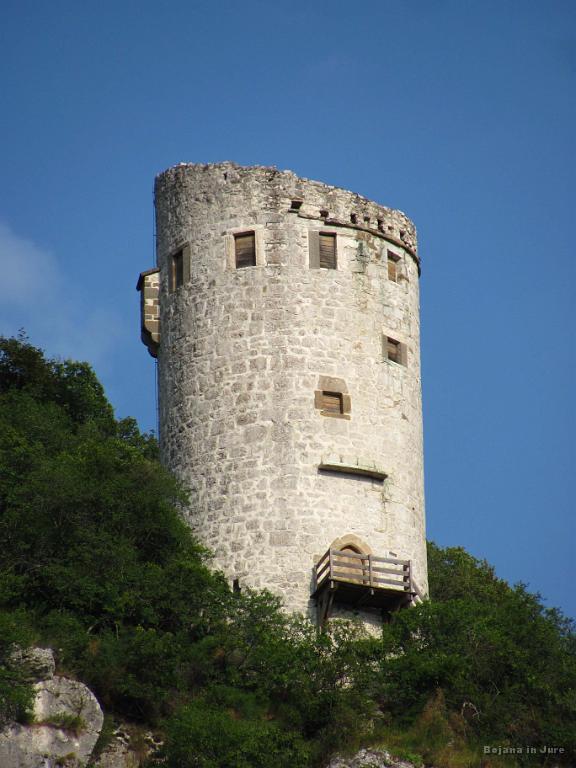 Slika_153.jpg - Vrh Stene. Primerno ime za ta obrambni stolp še iz časov Beneške republike. Ta markantna stavba je del poti gradov, ki je opisana na tejle povezavi:http://opd.si/dejavnosti/odsek-za-planinske-poti/pot-gradov-delna-sprememba