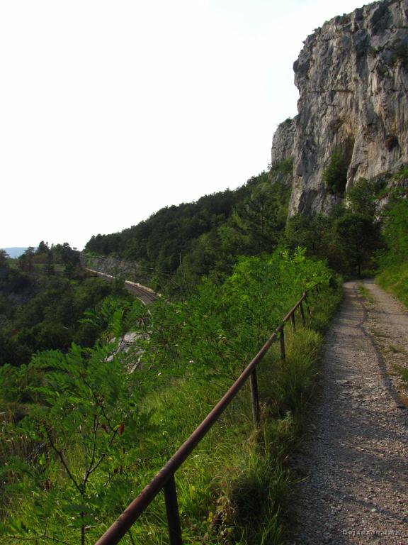 Slika_154.jpg - Pot se tu sicer malce zravna, je pa bolj kamnite sorte in je bilo zato potrebno tudi sestopiti z bicikla.