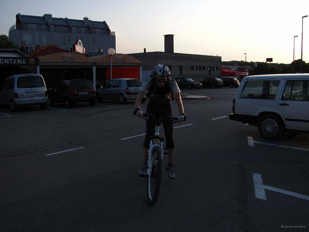 Slika_167.jpg - In perfekten pristanek. Vzdržljivostni test so čevlji opravili z odliko, pa tudi vajenec je samo dvakrat padel v enem dnevu.