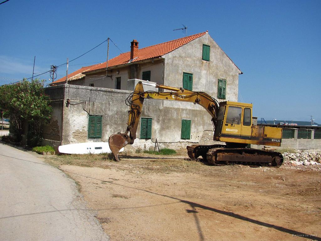 Slika_007.jpg - Počasi urejajo obalni del.
