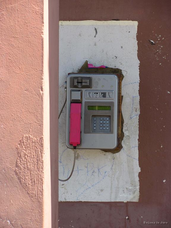 Slika_012.jpg - Pink phone. Preverjeno še deluje in ni edini na otoku.