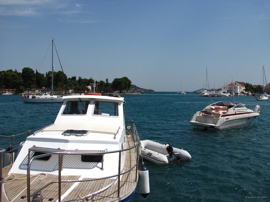 Slika_033.jpg - Tisto na levi je otok, lepo pozidan.