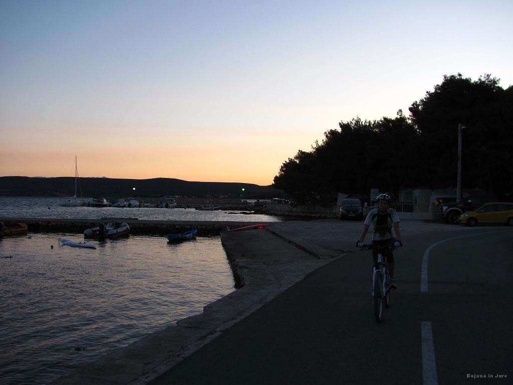 Slika_049.jpg - Zgodnja jutranja ura nama je vsaj za nekaj časa nudila zaščito pred soncem...